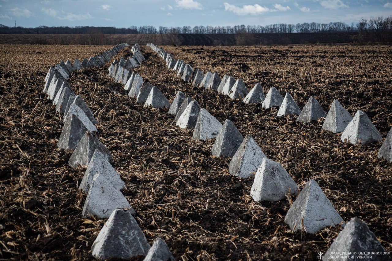 На Харківщині встановлюють «зуби дракона» для посилення оборонних рубежів