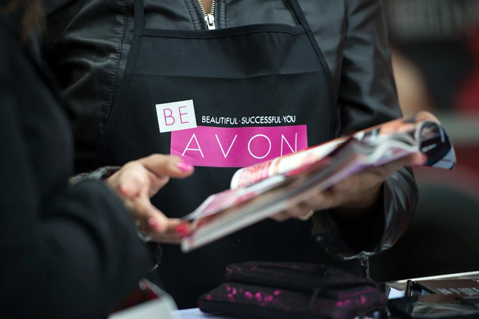 Косметична компанія Avon продовжує працювати в росії, попри війну