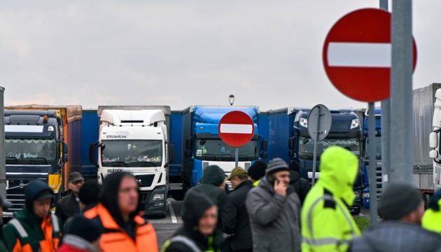 Дві тисячі вантажних автомобілів накопичилися у чергах на пункті перетину українсько-польського кордону