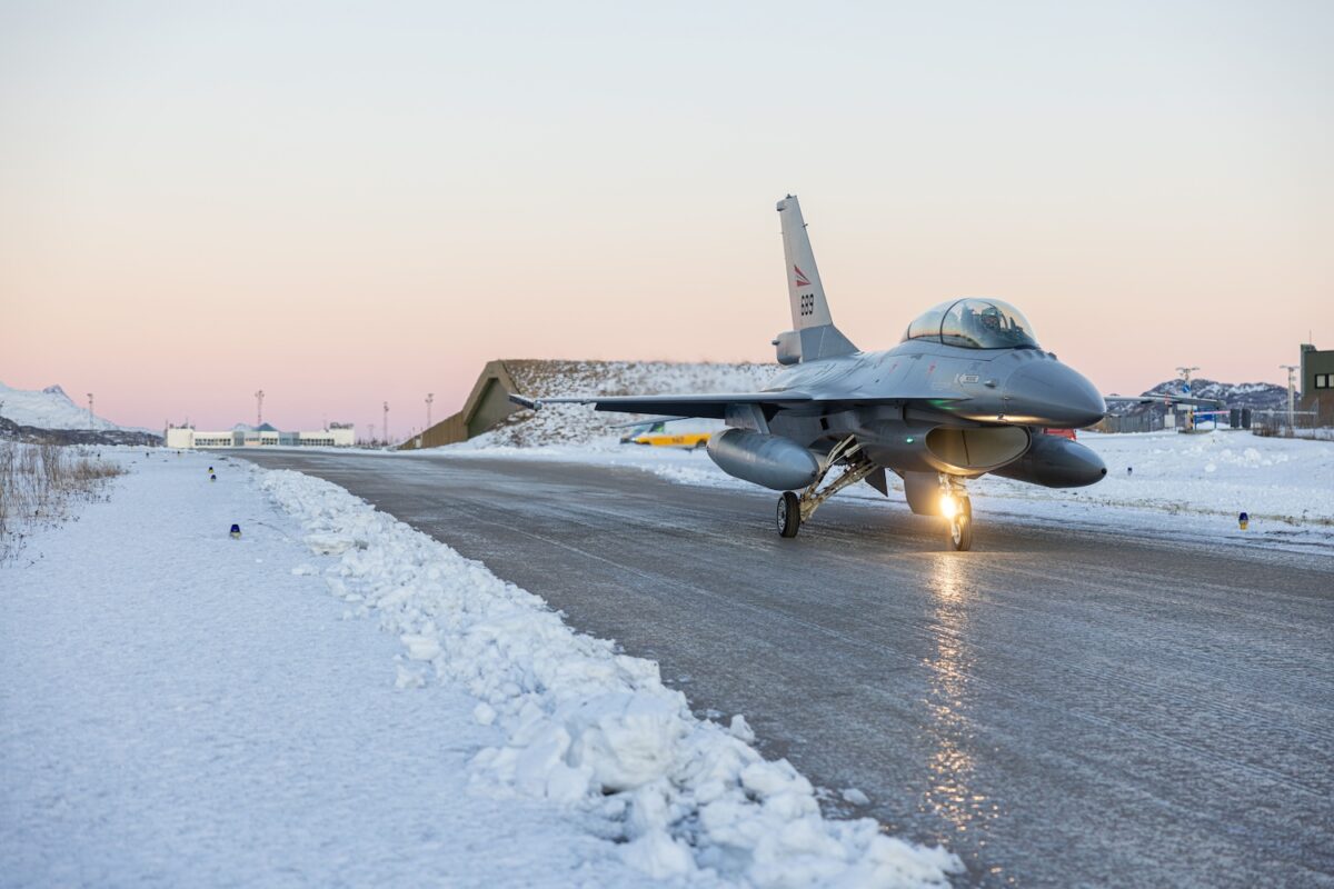 У Данію прибули норвезькі винищувачі F-16, на яких будуть вчитись українські пілоти