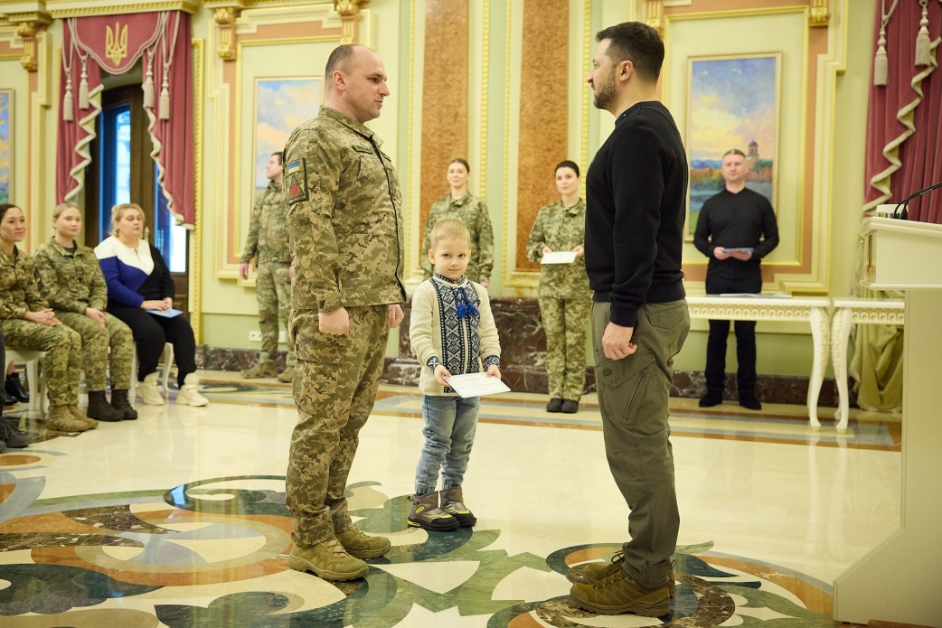 Володимир Зеленський вручив 30 сертифікатів на отримання квартир військовим