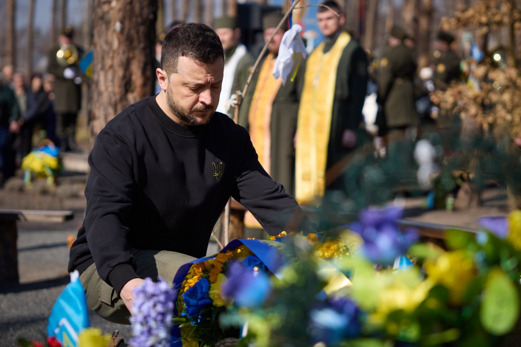 Володимир Зеленський вшанував пам’ять воїнів, полеглих у битві за Мощун Новини