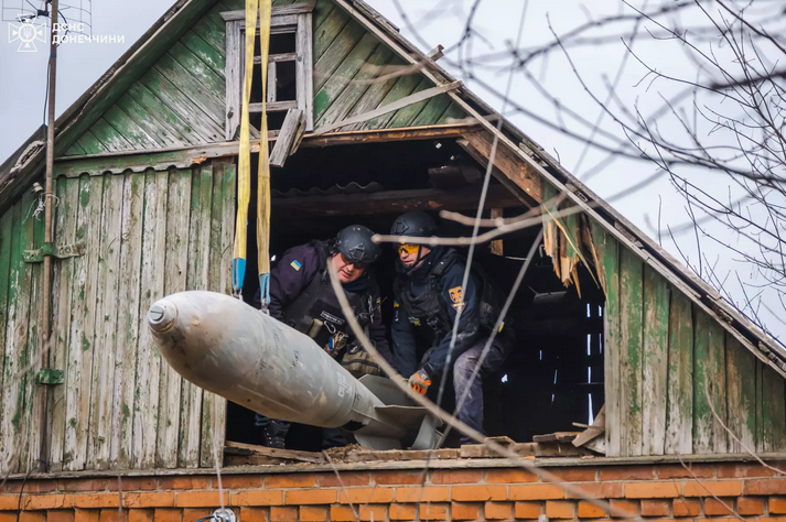 Піротехніки вилучили авіабомбу, яка впала на горище житлового будинку та не розірвалась