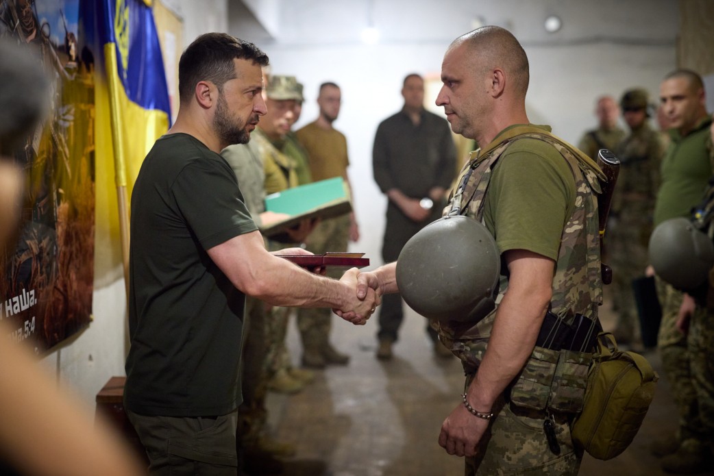 Зеленський вручив держнагороди військовослужбовцям ЗСУ, які воюють на покровському напрямку