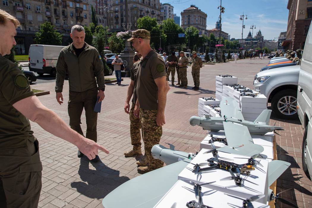 “Лелеки”, fpv-дрони, вантажівки, – Кличко передав двом бригадам допомогу від громади Києва