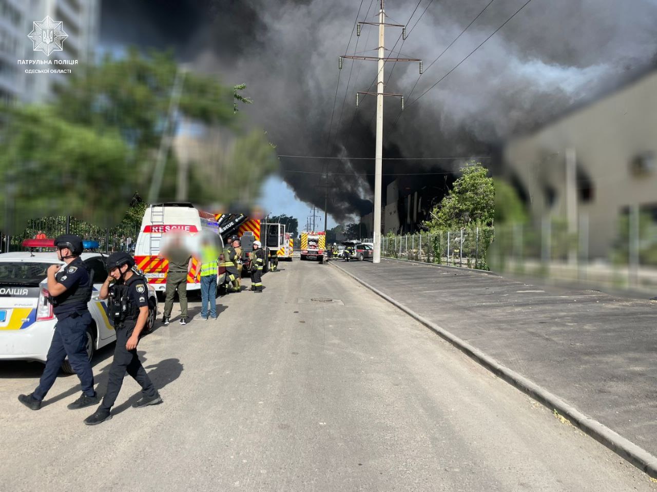 рф атакувала цивільну інфраструктуру Одеси, триває ліквідація пожежі