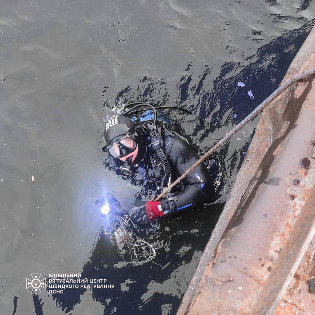 Водолази-сапери дістали уламки ворожого безпілотника з Дніпра