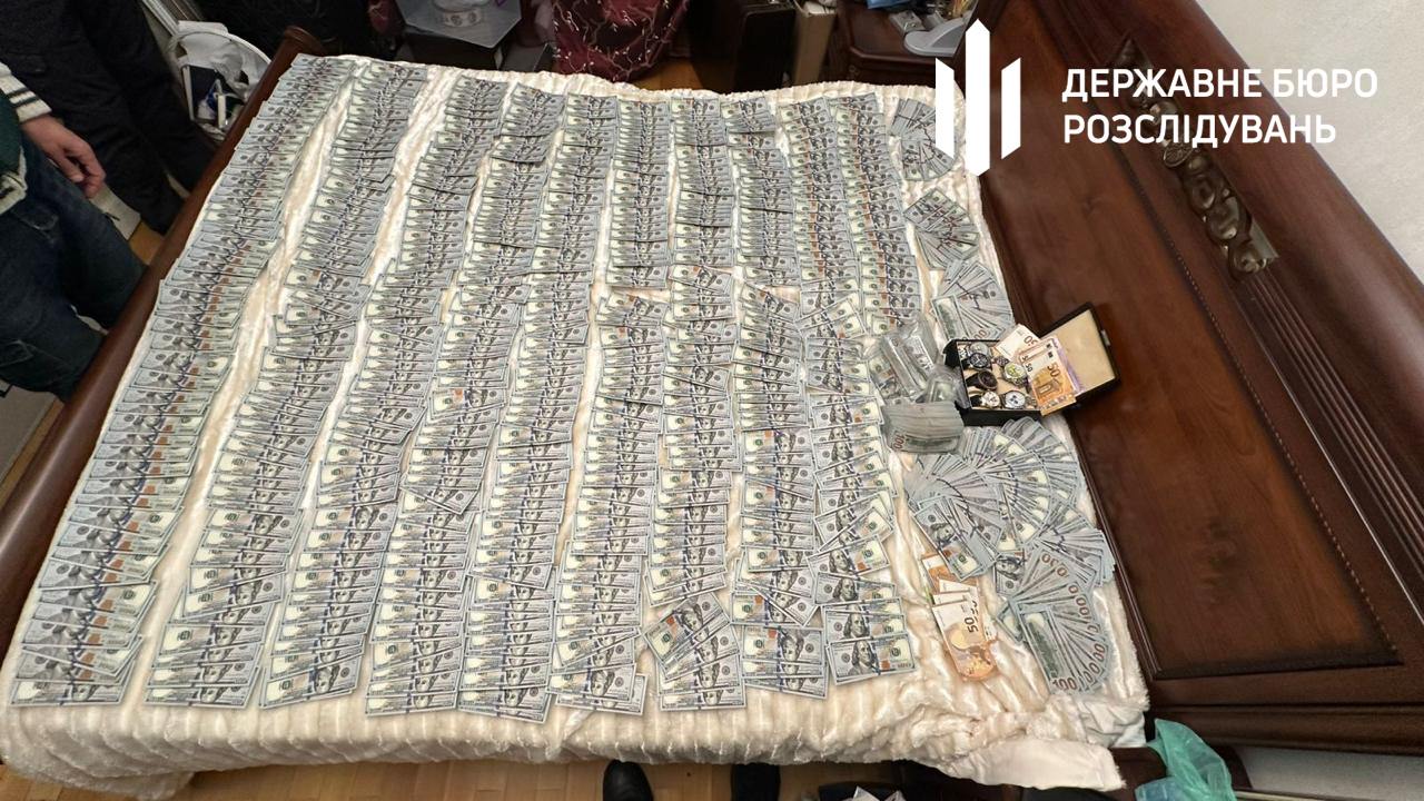 ДБР викрило працівників Голосіївського РТЦК, які допомогли ухилитись від мобілізації тисячам військовозобов’язаних