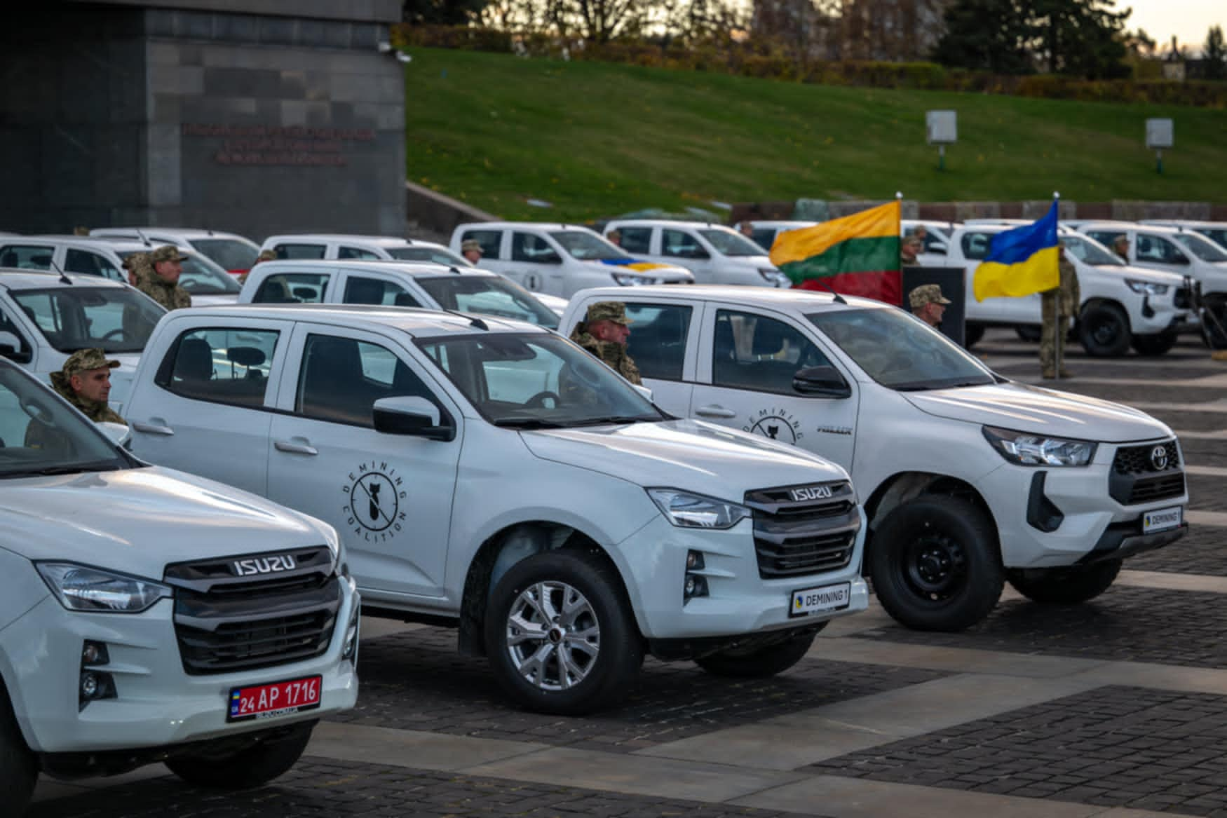 Литва передала Україні 230 автомобілів і 240 міношукачів для розмінування