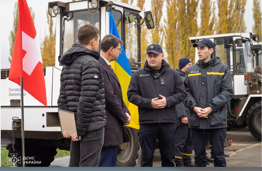 Українські рятувальники отримали від Уряду Швейцарії навантажувачі та пожежні мотопомпи